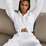 Set minimalist, ușor, cu cămașă și pantaloni